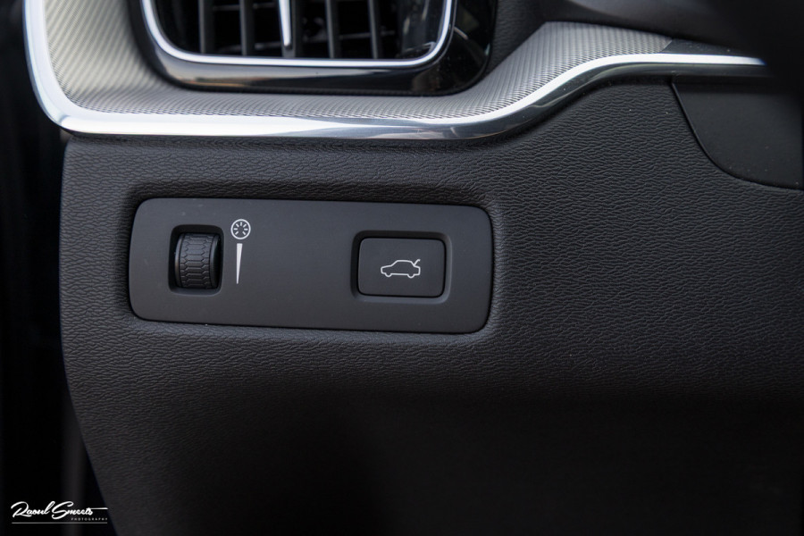 Volvo XC60 2.0 T5 R-Design | Adaptieve cruise | Zwenkbare trekhaak | Panoramadak | Blis |
