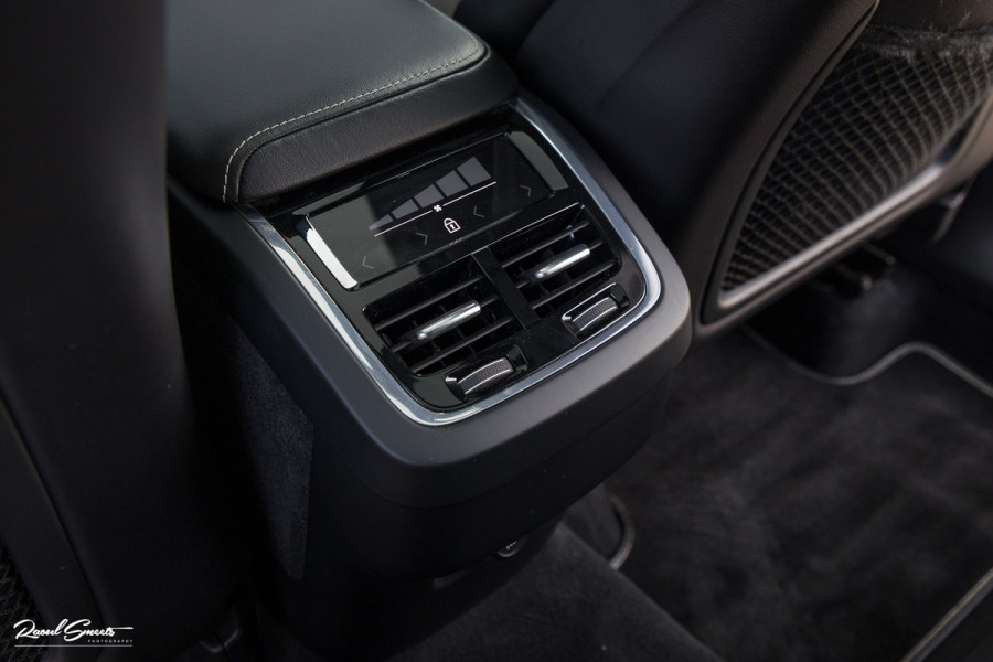 Volvo XC60 2.0 T5 R-Design | Adaptieve cruise | Zwenkbare trekhaak | Panoramadak | Blis |