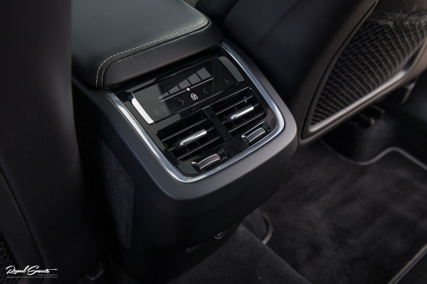 Volvo XC60 2.0 T5 R-Design | Adaptieve cruise | Zwenkbare trekhaak | Panoramadak | Blis |