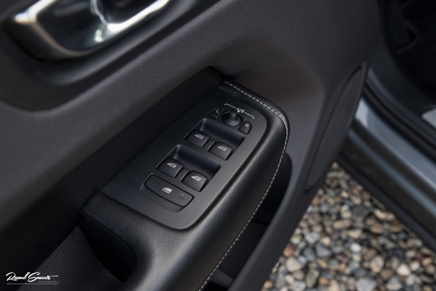 Volvo XC60 2.0 T5 R-Design | Adaptieve cruise | Zwenkbare trekhaak | Panoramadak | Blis |