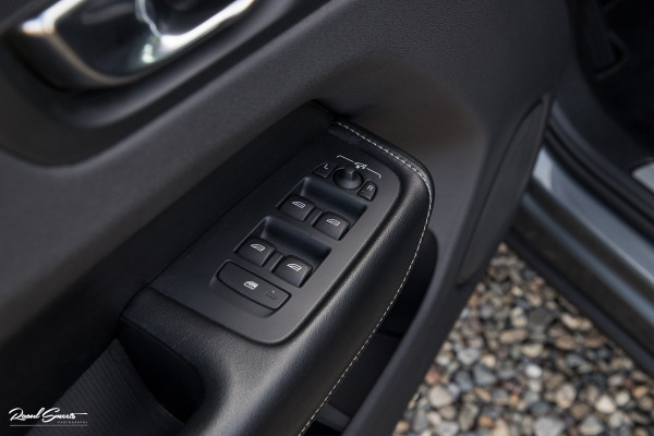Volvo XC60 2.0 T5 R-Design | Adaptieve cruise | Zwenkbare trekhaak | Panoramadak | Blis |