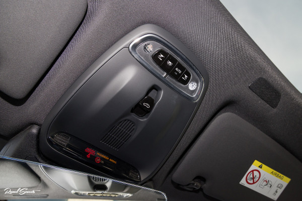 Volvo XC60 2.0 T5 R-Design | Adaptieve cruise | Zwenkbare trekhaak | Panoramadak | Blis |