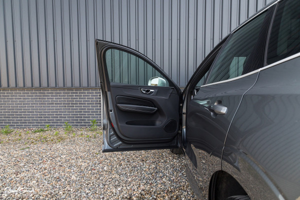 Volvo XC60 2.0 T5 R-Design | Adaptieve cruise | Zwenkbare trekhaak | Panoramadak | Blis |