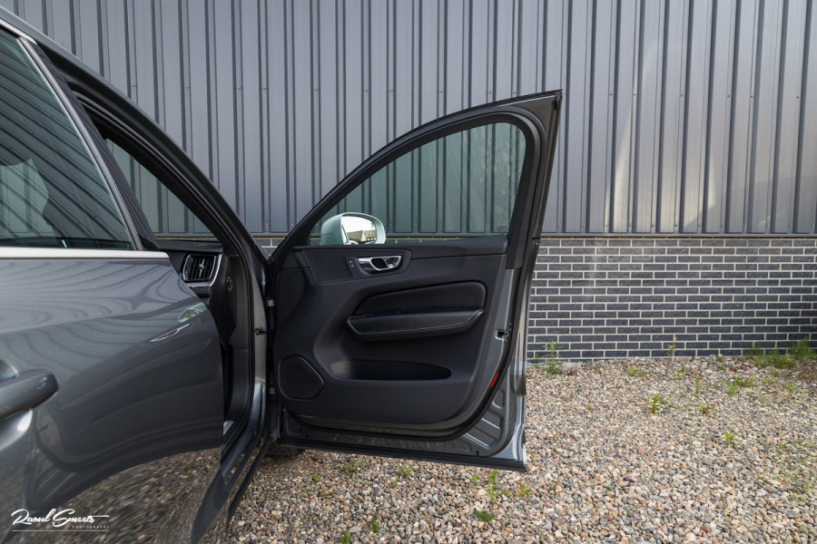 Volvo XC60 2.0 T5 R-Design | Adaptieve cruise | Zwenkbare trekhaak | Panoramadak | Blis |