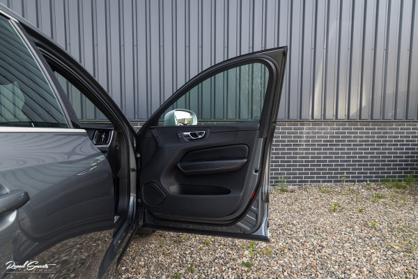 Volvo XC60 2.0 T5 R-Design | Adaptieve cruise | Zwenkbare trekhaak | Panoramadak | Blis |