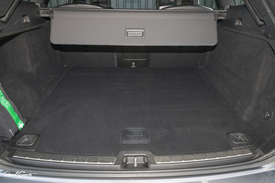 Volvo XC60 2.0 T5 R-Design | Adaptieve cruise | Zwenkbare trekhaak | Panoramadak | Blis |