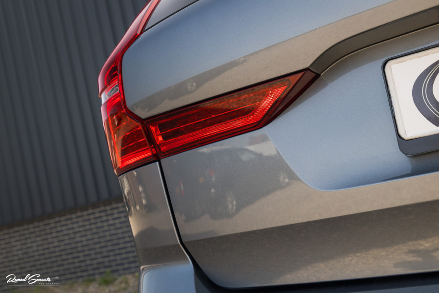 Volvo XC60 2.0 T5 R-Design | Adaptieve cruise | Zwenkbare trekhaak | Panoramadak | Blis |