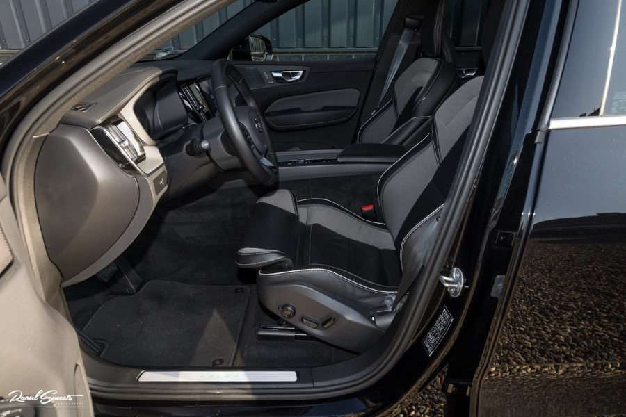Volvo XC60 B4 Ultimate Bright | Adaptieve cruise | Panoramadak | Zwenkbare trekhaak | Head-up | Blis |