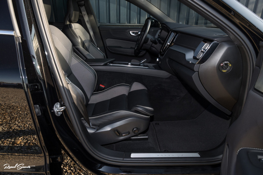 Volvo XC60 B4 Ultimate Bright | Adaptieve cruise | Panoramadak | Zwenkbare trekhaak | Head-up | Blis |