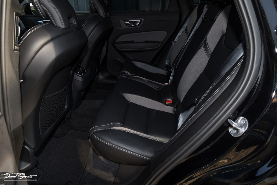 Volvo XC60 B4 Ultimate Bright | Adaptieve cruise | Panoramadak | Zwenkbare trekhaak | Head-up | Blis |