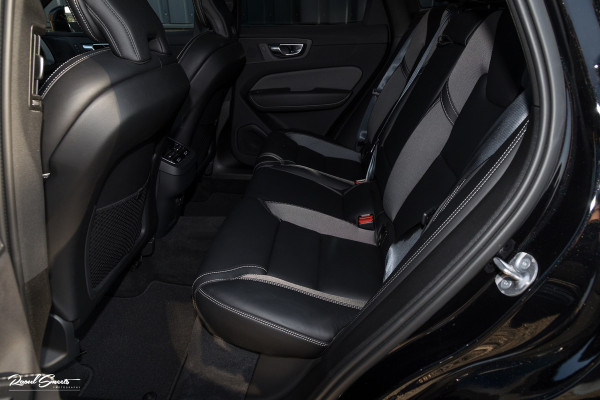 Volvo XC60 B4 Ultimate Bright | Adaptieve cruise | Panoramadak | Zwenkbare trekhaak | Head-up | Blis |