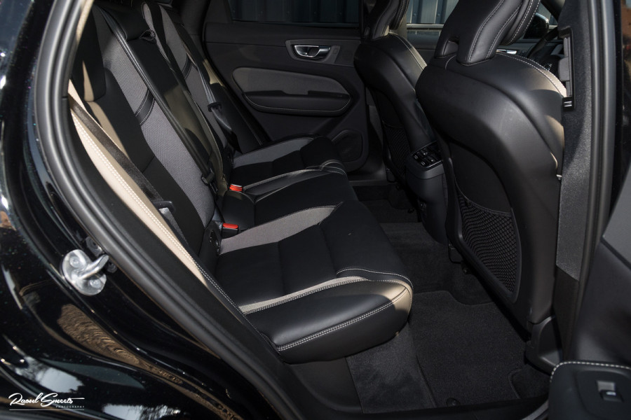 Volvo XC60 B4 Ultimate Bright | Adaptieve cruise | Panoramadak | Zwenkbare trekhaak | Head-up | Blis |