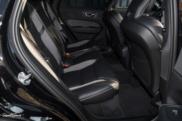 Volvo XC60 B4 Ultimate Bright | Adaptieve cruise | Panoramadak | Zwenkbare trekhaak | Head-up | Blis |
