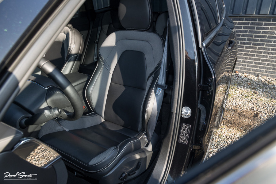 Volvo XC60 B4 Ultimate Bright | Adaptieve cruise | Panoramadak | Zwenkbare trekhaak | Head-up | Blis |