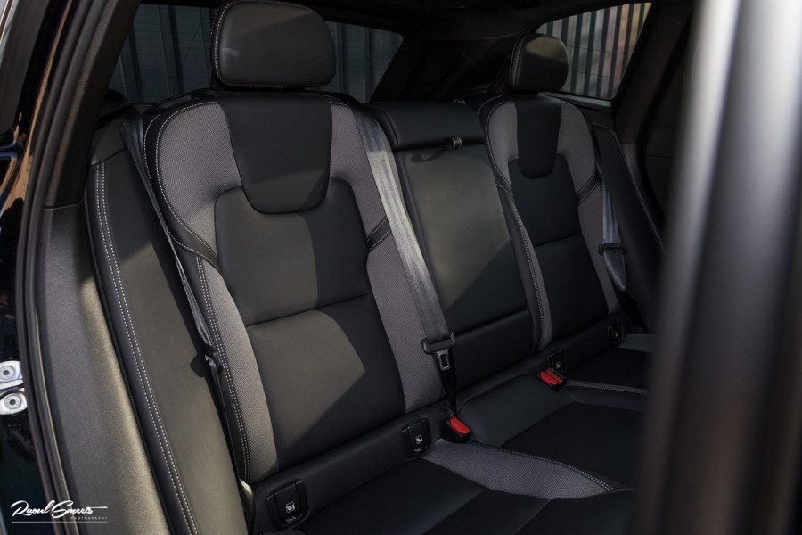 Volvo XC60 B4 Ultimate Bright | Adaptieve cruise | Panoramadak | Zwenkbare trekhaak | Head-up | Blis |