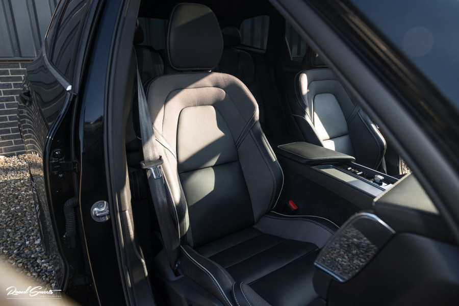 Volvo XC60 B4 Ultimate Bright | Adaptieve cruise | Panoramadak | Zwenkbare trekhaak | Head-up | Blis |