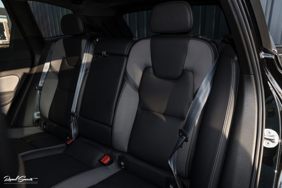 Volvo XC60 B4 Ultimate Bright | Adaptieve cruise | Panoramadak | Zwenkbare trekhaak | Head-up | Blis |
