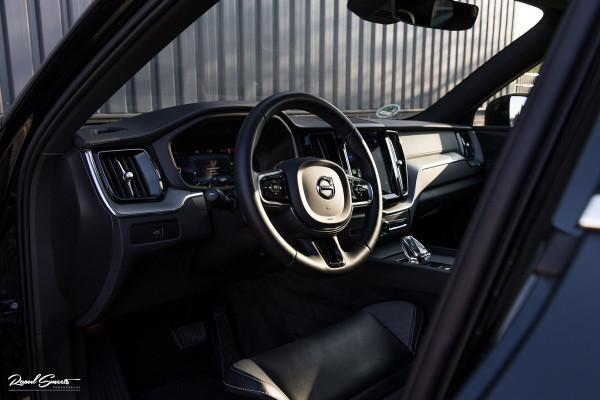 Volvo XC60 B4 Ultimate Bright | Adaptieve cruise | Panoramadak | Zwenkbare trekhaak | Head-up | Blis |