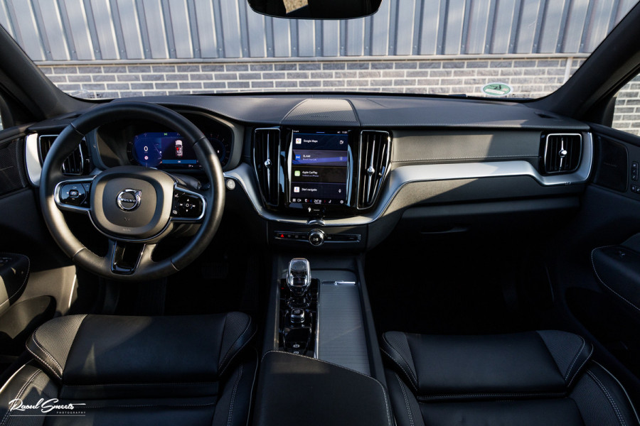 Volvo XC60 B4 Ultimate Bright | Adaptieve cruise | Panoramadak | Zwenkbare trekhaak | Head-up | Blis |