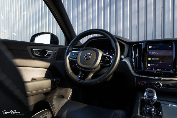 Volvo XC60 B4 Ultimate Bright | Adaptieve cruise | Panoramadak | Zwenkbare trekhaak | Head-up | Blis |