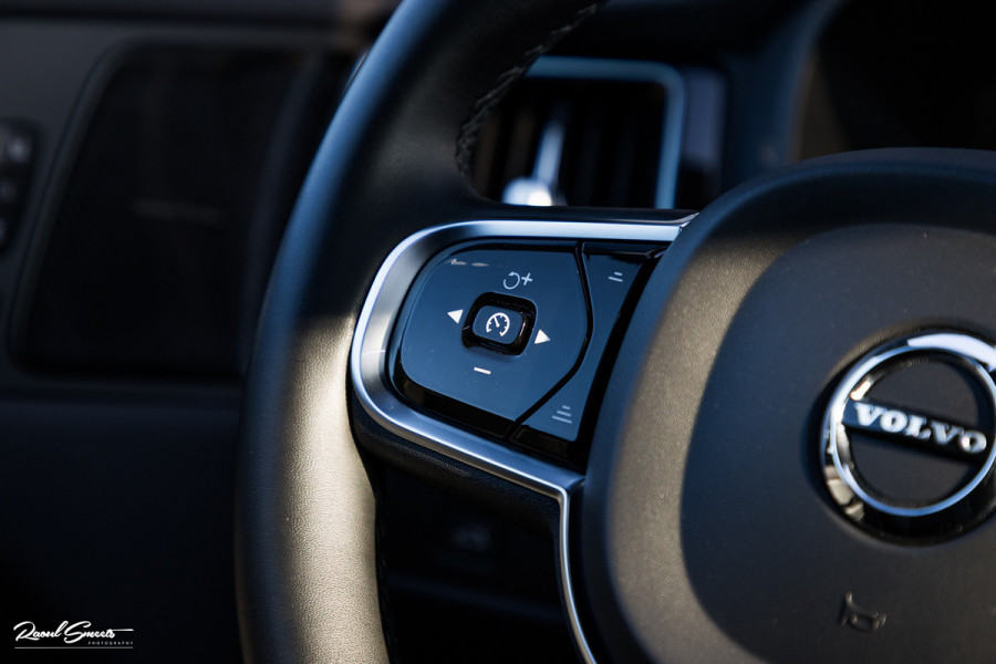 Volvo XC60 B4 Ultimate Bright | Adaptieve cruise | Panoramadak | Zwenkbare trekhaak | Head-up | Blis |