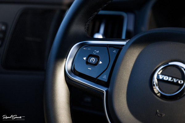 Volvo XC60 B4 Ultimate Bright | Adaptieve cruise | Panoramadak | Zwenkbare trekhaak | Head-up | Blis |