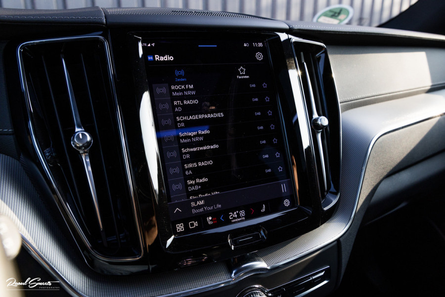 Volvo XC60 B4 Ultimate Bright | Adaptieve cruise | Panoramadak | Zwenkbare trekhaak | Head-up | Blis |