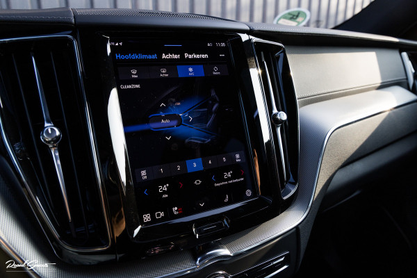 Volvo XC60 B4 Ultimate Bright | Adaptieve cruise | Panoramadak | Zwenkbare trekhaak | Head-up | Blis |