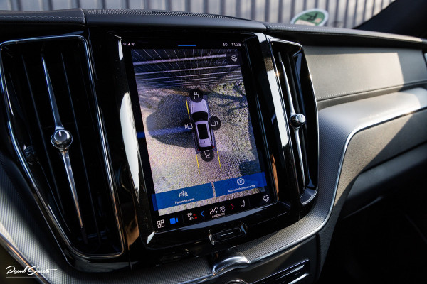 Volvo XC60 B4 Ultimate Bright | Adaptieve cruise | Panoramadak | Zwenkbare trekhaak | Head-up | Blis |