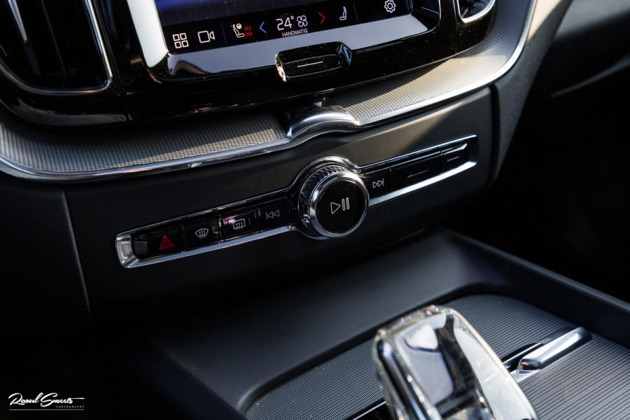 Volvo XC60 B4 Ultimate Bright | Adaptieve cruise | Panoramadak | Zwenkbare trekhaak | Head-up | Blis |