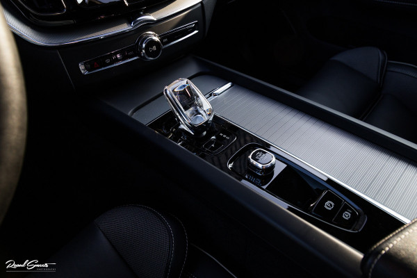 Volvo XC60 B4 Ultimate Bright | Adaptieve cruise | Panoramadak | Zwenkbare trekhaak | Head-up | Blis |