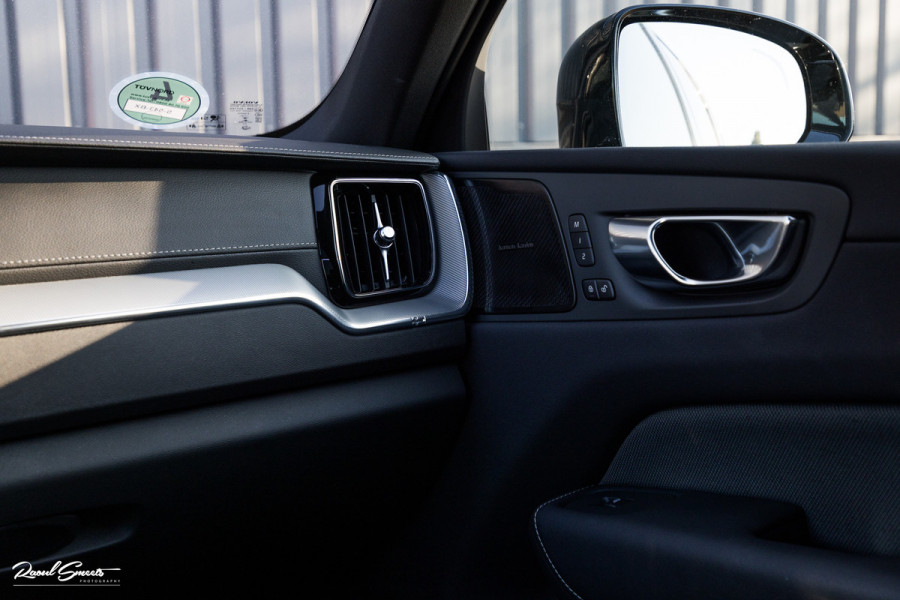 Volvo XC60 B4 Ultimate Bright | Adaptieve cruise | Panoramadak | Zwenkbare trekhaak | Head-up | Blis |