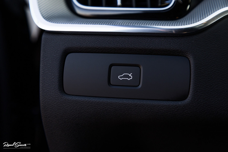 Volvo XC60 B4 Ultimate Bright | Adaptieve cruise | Panoramadak | Zwenkbare trekhaak | Head-up | Blis |