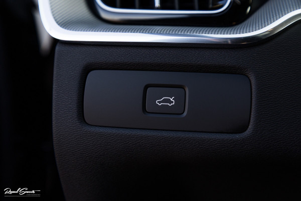 Volvo XC60 B4 Ultimate Bright | Adaptieve cruise | Panoramadak | Zwenkbare trekhaak | Head-up | Blis |