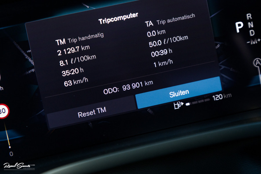 Volvo XC60 B4 Ultimate Bright | Adaptieve cruise | Panoramadak | Zwenkbare trekhaak | Head-up | Blis |