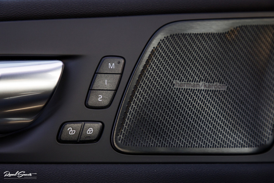 Volvo XC60 B4 Ultimate Bright | Adaptieve cruise | Panoramadak | Zwenkbare trekhaak | Head-up | Blis |