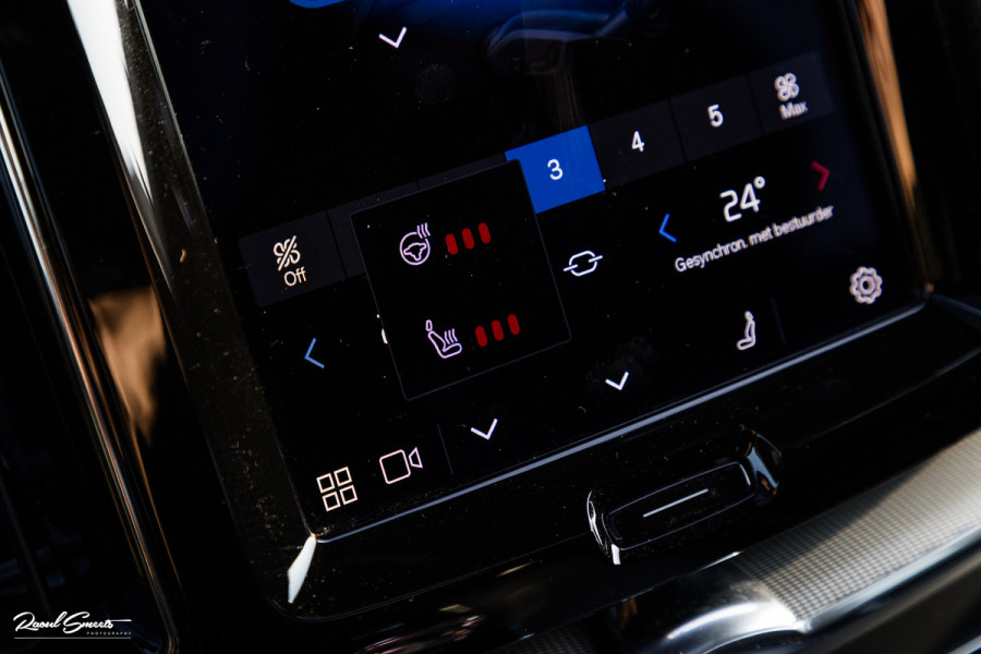 Volvo XC60 B4 Ultimate Bright | Adaptieve cruise | Panoramadak | Zwenkbare trekhaak | Head-up | Blis |