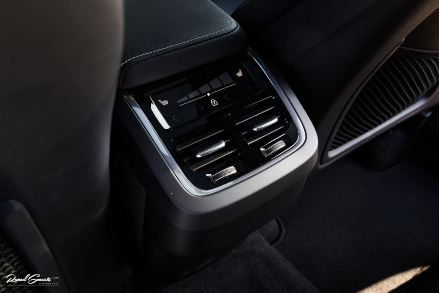 Volvo XC60 B4 Ultimate Bright | Adaptieve cruise | Panoramadak | Zwenkbare trekhaak | Head-up | Blis |