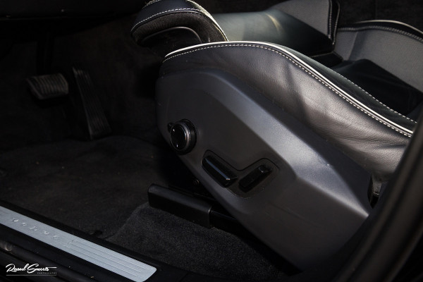 Volvo XC60 B4 Ultimate Bright | Adaptieve cruise | Panoramadak | Zwenkbare trekhaak | Head-up | Blis |