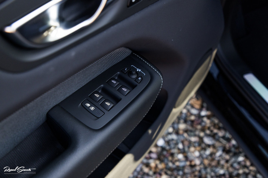 Volvo XC60 B4 Ultimate Bright | Adaptieve cruise | Panoramadak | Zwenkbare trekhaak | Head-up | Blis |