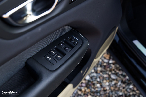 Volvo XC60 B4 Ultimate Bright | Adaptieve cruise | Panoramadak | Zwenkbare trekhaak | Head-up | Blis |