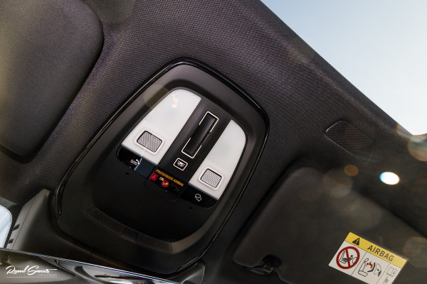 Volvo XC60 B4 Ultimate Bright | Adaptieve cruise | Panoramadak | Zwenkbare trekhaak | Head-up | Blis |