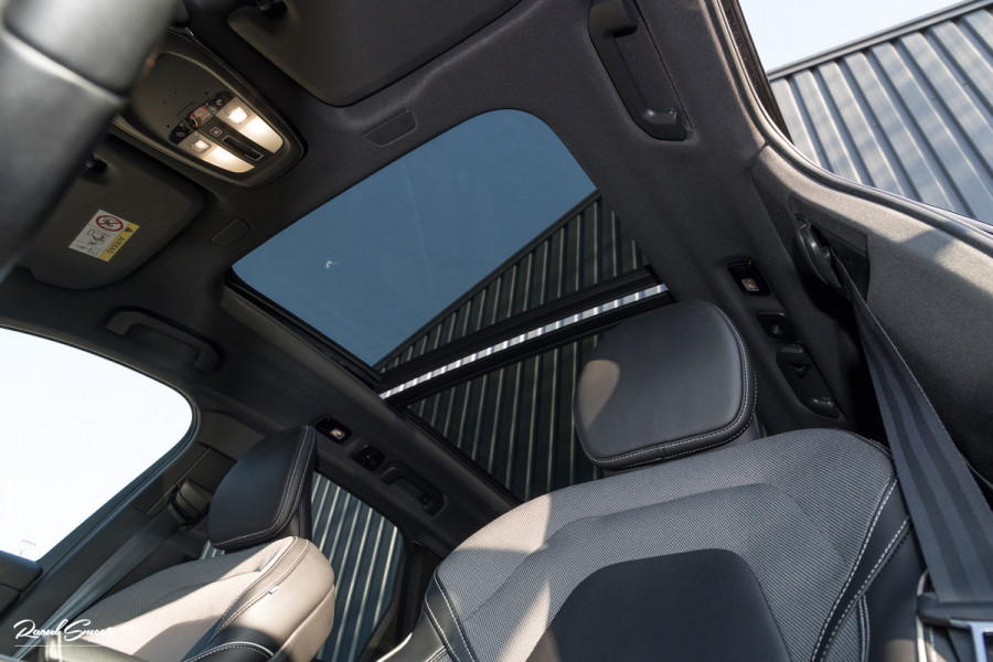 Volvo XC60 B4 Ultimate Bright | Adaptieve cruise | Panoramadak | Zwenkbare trekhaak | Head-up | Blis |