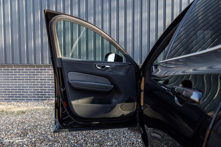 Volvo XC60 B4 Ultimate Bright | Adaptieve cruise | Panoramadak | Zwenkbare trekhaak | Head-up | Blis |