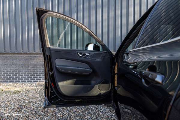 Volvo XC60 B4 Ultimate Bright | Adaptieve cruise | Panoramadak | Zwenkbare trekhaak | Head-up | Blis |