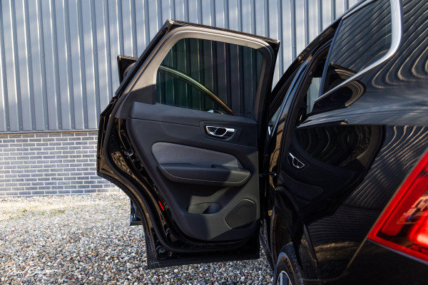 Volvo XC60 B4 Ultimate Bright | Adaptieve cruise | Panoramadak | Zwenkbare trekhaak | Head-up | Blis |