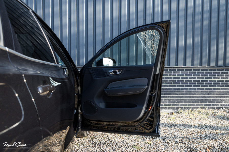 Volvo XC60 B4 Ultimate Bright | Adaptieve cruise | Panoramadak | Zwenkbare trekhaak | Head-up | Blis |