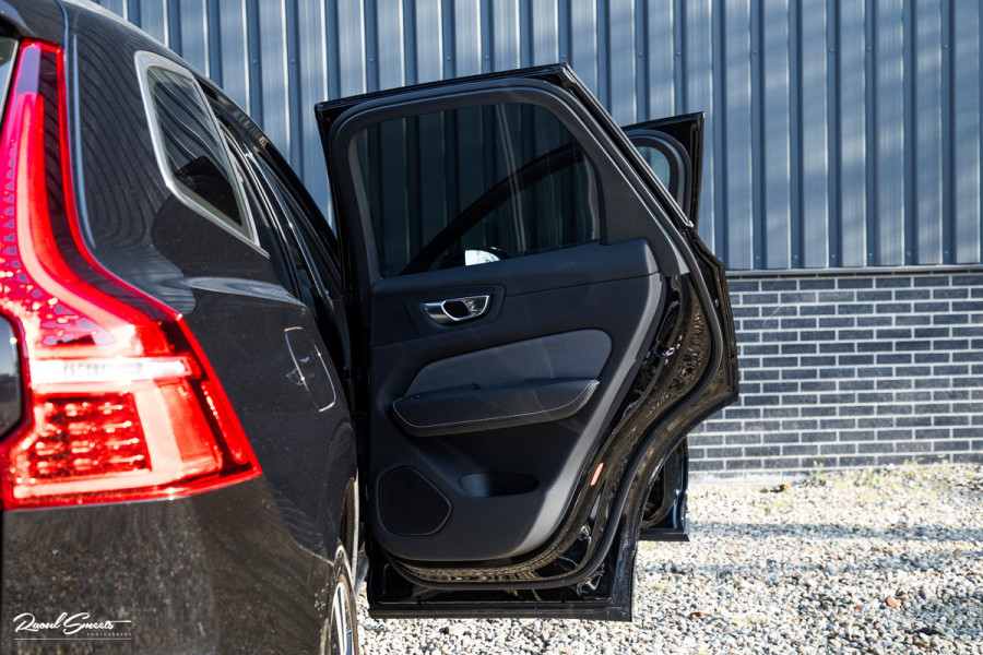 Volvo XC60 B4 Ultimate Bright | Adaptieve cruise | Panoramadak | Zwenkbare trekhaak | Head-up | Blis |