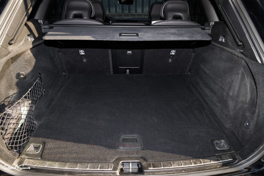 Volvo XC60 B4 Ultimate Bright | Adaptieve cruise | Panoramadak | Zwenkbare trekhaak | Head-up | Blis |