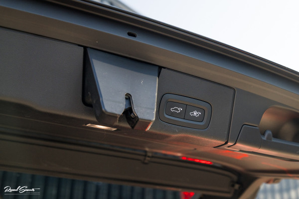 Volvo XC60 B4 Ultimate Bright | Adaptieve cruise | Panoramadak | Zwenkbare trekhaak | Head-up | Blis |